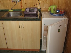 lodowka oraz czajnik wyposażenia domku drewnianego